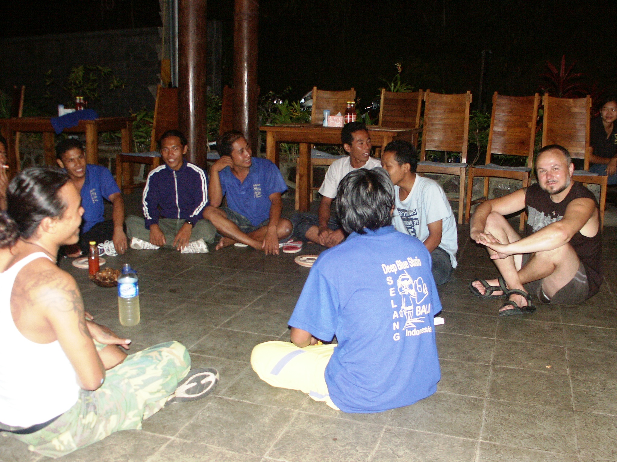 zpěv po hostině , místní kořalka, kultura na Bali