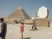 Chefrenova pyramida a budova s restaurovanou lodí